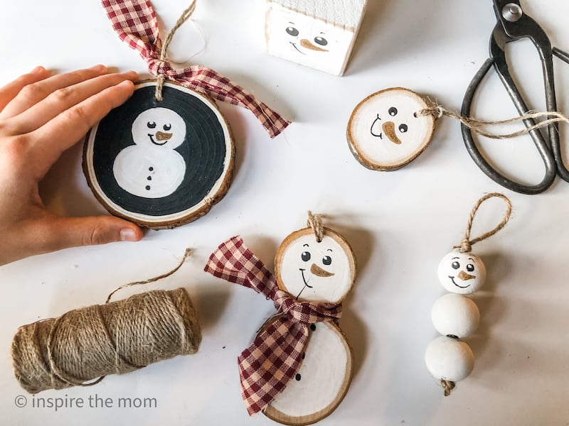 5 wood snowman craft ideas - www.inspirethemom.com